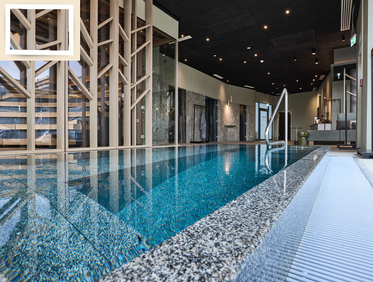 Ein großer Indoorpool im Hotel Holzapfel in Bad Füssing