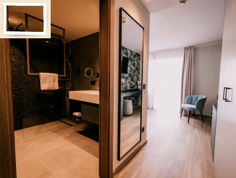 Stilvolles Badezimmer mit Waschbecken und Dusche direkt am Eingang des Einzelzimmer Comfort Hotel Holzapfel in Niederbayern.