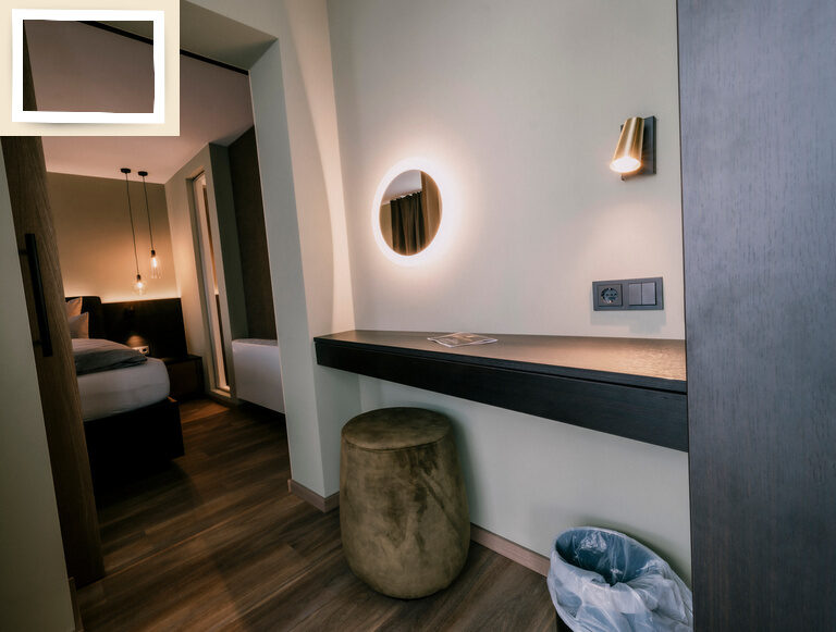 Moderne Badarmatur und beleuchteter Spiegel in der Suite Jonagold des Wellnesshotels Holzapfel in Bad Füssing.