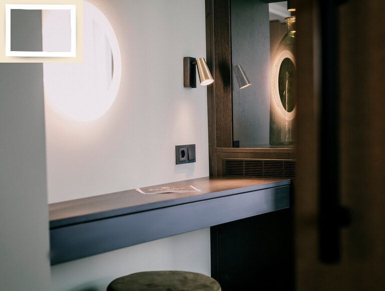 Luxuriöses Bad mit einem modernen Lichtdesign beim Spiegel und den Lampen in der Suite Jonagold im Wellnesshotel Holzapfel.