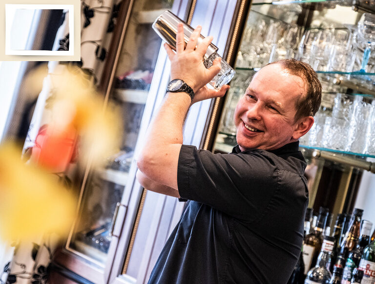 Der Barkeeper Roland Agg mixt mit dem Cocktailshaker gekonnt einen Drink an der Bar des Thermenhotels Holzapfel.