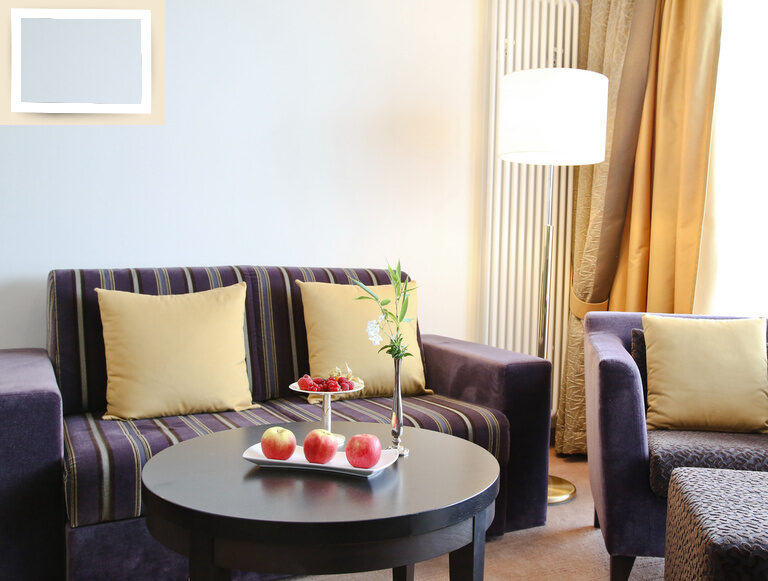 Einladende Couchlounge und Sessel im Wohnbereich des Doppelzimmer Deluxe Comfort Ost des Hotel Holzapfel im Rottal.