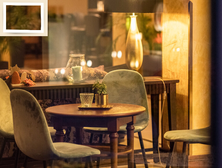 Einladende stimmungsvoll beleuchtete Sitzmöglichkeit der Hotelloby im Hotel Holzapfel im Rottal.