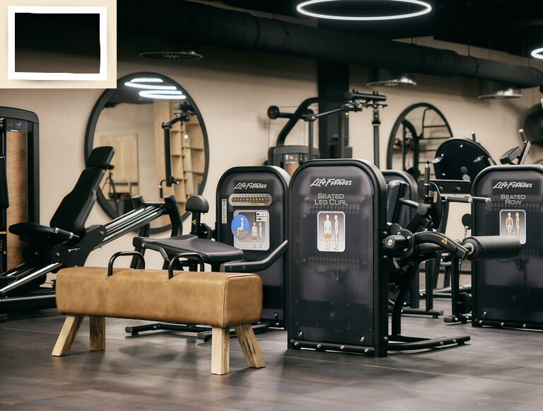 Im Fitnessraum des Sporthotel Holzapfel bei Passau ergänzen hochwertige Fitnessgeräte die Wellness-Angebote.