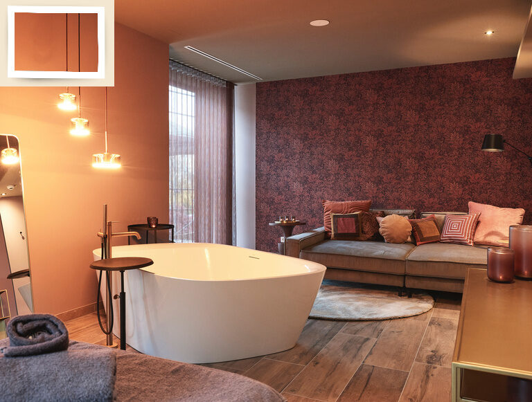 Stilvoll eingerichtetes Spazimmer in der der Spawelt des Wellnesshotels Holzapfel Bad Füssing mit einer Couch und einer freistehenden Badewanne.