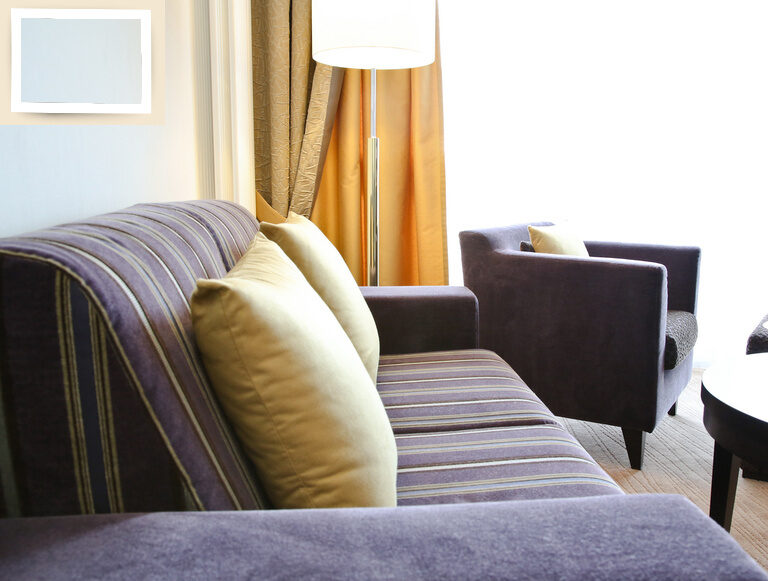 Zwei gemütliche Sofas umgeben einen stilvollen Couchtisch im Doppelzimmer Deluxe Süd des Gesundheithotels Holzapfel in Bad Füssing.