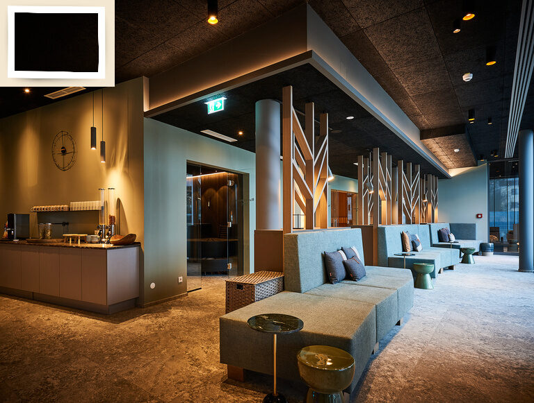 Geräumige gemütliche Lobby im Saunabereich des Wellnesshotel Holzapfel mit geschmackvollem Interieur und luxuriöser Deckenbeleuchtung.