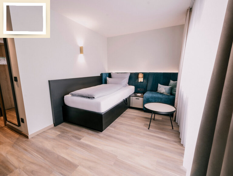 Ruhige Unterkunft mit Bett und Möbeln im Einzelzimmer Comfort des Wellnesshotels Holzapfel.