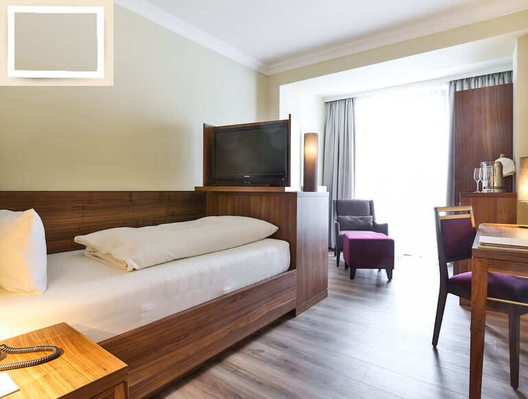 Gemütlich eingerichtetes Schlafzimmer mit Schreibtisch und Bett im Einzelzimmer Comfort des Wellnsshotel Holzapfel bei Passau..