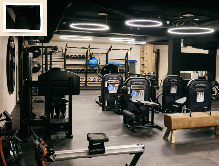 Der moderne Fitnessbereich im Sporthotel Holzapfel mit zahlreichen Trainingsgeräten für individuelle Fitnessziele.