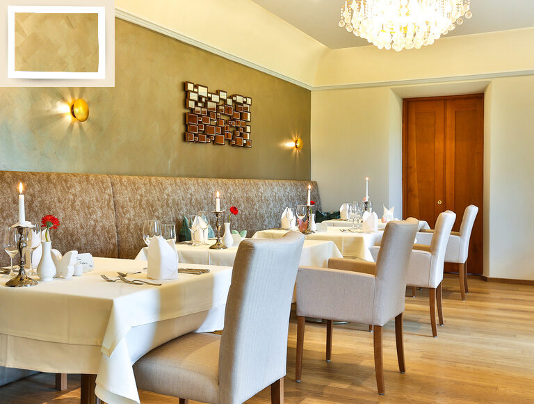 Im Gartenrestaurant im Hotel Holzapfel vereint der Speisesaal ansprechendes Interieur mit durchdachtem Design und gemütlichen Sitzgelegenheiten.