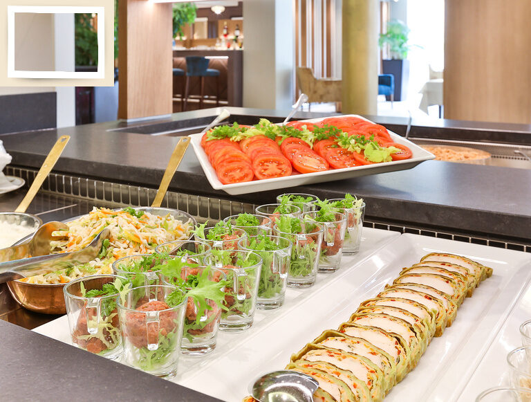 Frisches und buntes Buffet im Hotel Holzapfel in Bayern mit unterschiedlichen Speisen auf hochwertigem Geschirr.