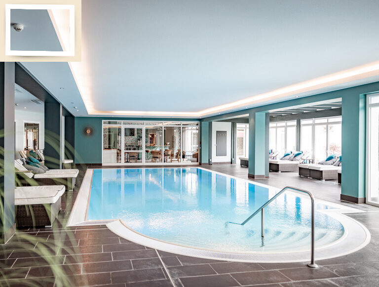 Ein eleganter Innenpool im Hotel Holzapfel in Bad Füssing.