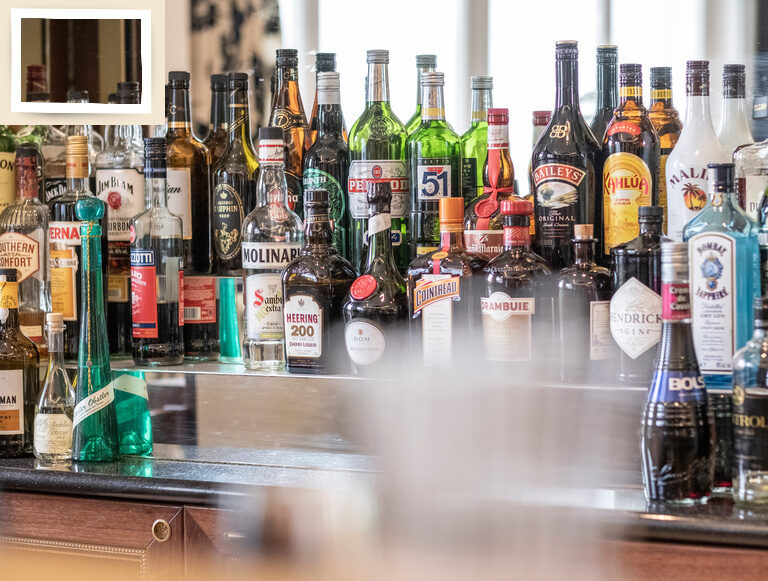 Ein gut bestücktes Barregal zeigt diverse Spirituosen und Barware in der Hotel Bar des Thermenhotel Holzapfel in Niederbayern.