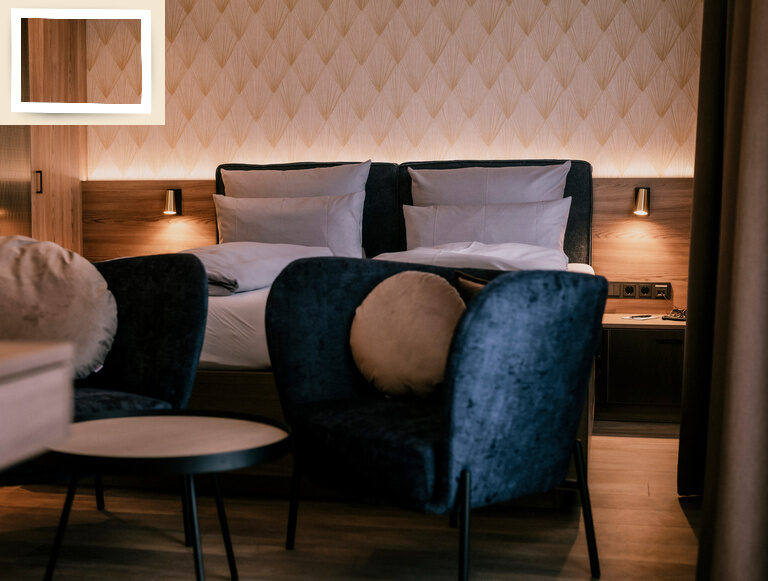 Geschmackvoll eingerichtetes Doppelzimmer Standard mit Erholungsmöbeln im Hotel Holzapfel in Niederbayern.