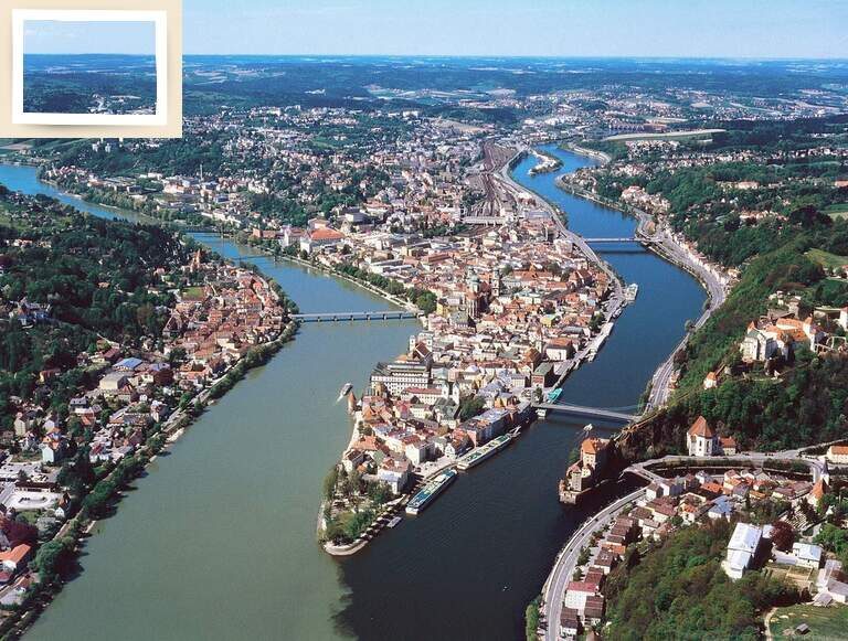 Eine Vogelperspektive auf Passau, wo der Inn und die Donau zusammentreffen.