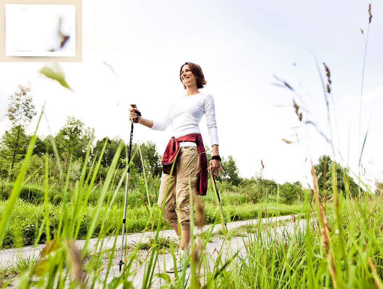 Eine Frau beim Nordic-Walking auf einem sommerlichen Feldweg in Bad Füssing.