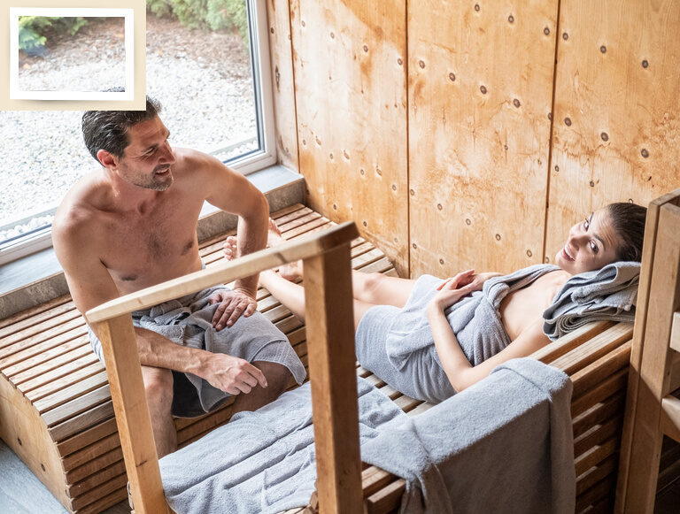 Ein Paar genießt Wellness in der Sauna im Spa-Bereich des Wellnesshotel Holzapfel Bad Füssing.