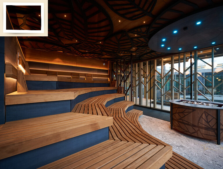 Holzverkleidete Saunabänke mit durchdachter Beleuchtung in der Sauna des Wellnesshotels Holzapfel.
