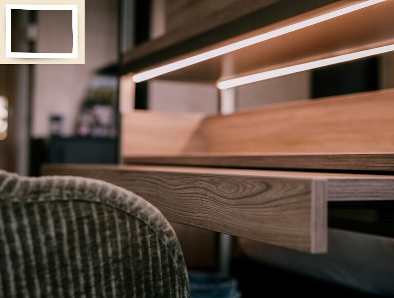 Eine komfortable Sitzgelegenheit an einem Schreibtisch im eleganten Doppelzimmer Comfort des Thermnhotels Holzapfel in Niederbayern.