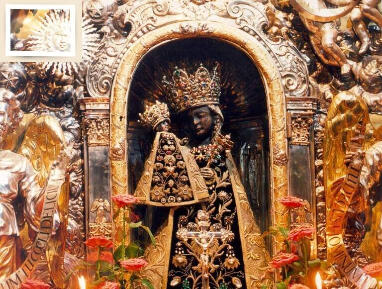 Die anmutige Statue der Schwarzen Madonna im Altarraum der Kirche in Altötting.