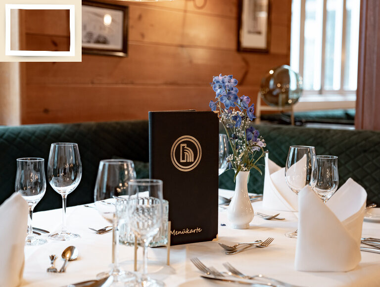 Ein liebevoll gedeckter Tisch im Restaurant der Schwarzwaldstube des Hotel Holzapfels in Bayern.