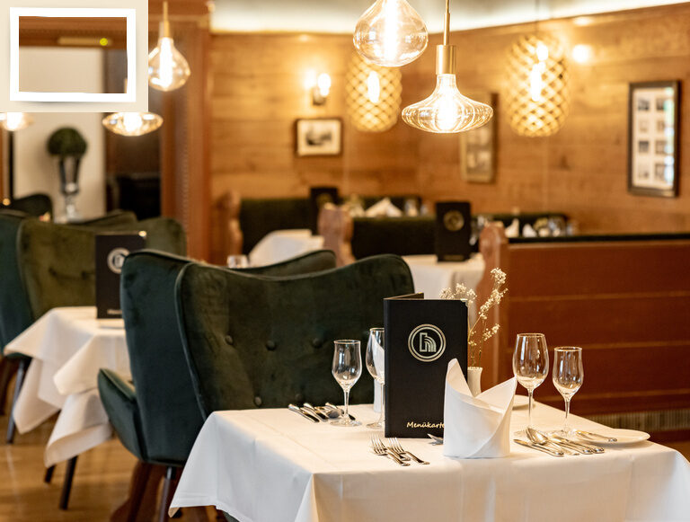 Stilvoll gedeckte Tische bei einladendem Ambiente in der Schwarzwaldstube des Hotel Holzapfel.