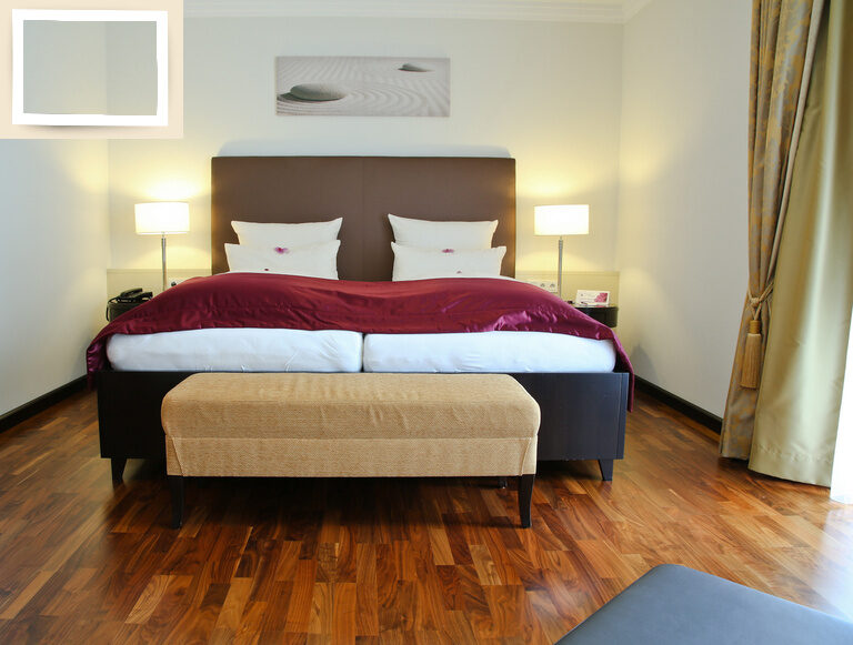 Gemütliches großes Bett in der Suite Elstar des Wellnesshotel Holzapfel, Bad Füssing.