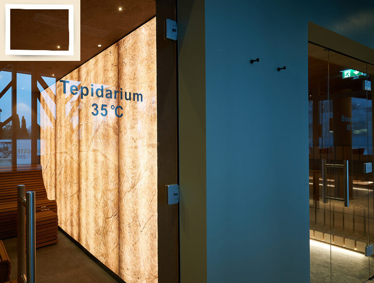 Die gemütliche Tepidarium Kabine aus Holz mit Beleuchtung bei Nacht im Thermenhotel Holzapfel.