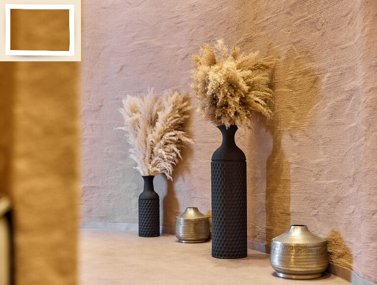 Drei Vasen mit getrockneten Blumen auf einem Tisch im modernen Interieur.