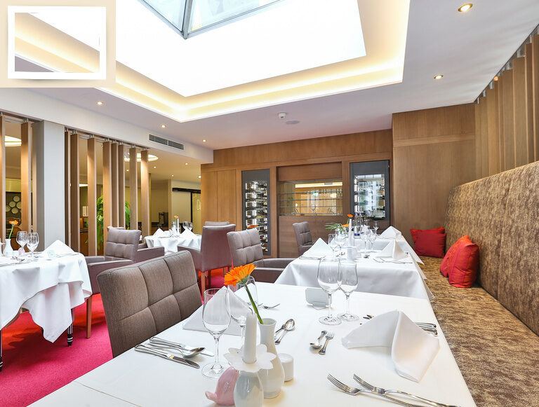 Ein stilvolles Restaurant-Interieur mit modernen Stühlen und Tischen in der Weinlounge des Hotel Holzapfel.