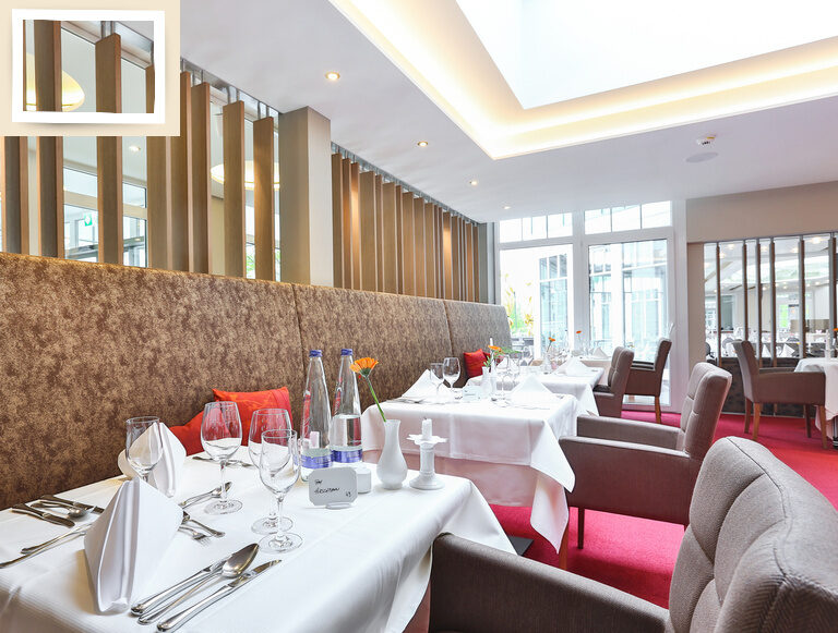 Die Weinlounge im Hotel Holzapfel in Bad Füssing bietet ein modernes Interieur mit ansprechend gestalteten Sitzbereichen.