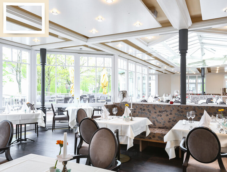 Der einladende Innenraum mit Tischen und Stühlen im Wintergarten des Hotel Holzapfel im Rottal.