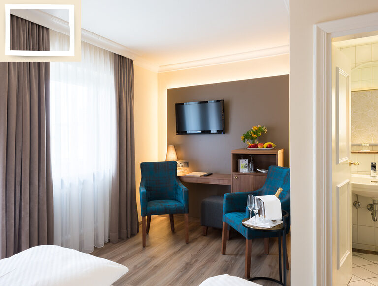 Einladende Wohnecke im Doppelzimmer Standart des Thermenhotels Holzapfel bei Passau mit Schreibtisch,Stuhl und Fernseher..