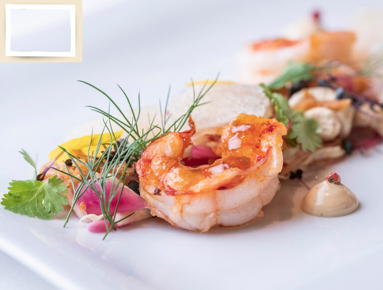 Ein delikates kunstvoll garniertes Fischgericht in Holzapfel's Restaurant im Glockenturm in Bayern.