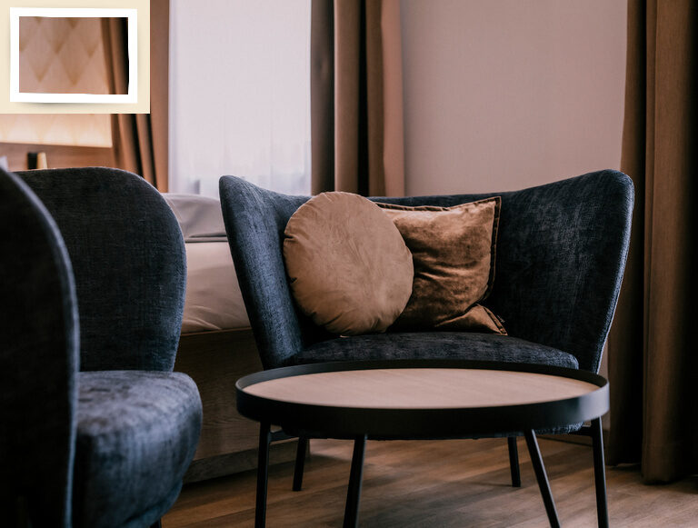 Doppelzimmer Standard mit zwei bequemen Sessel im Wohnbereich des Wellnesshotels Holzapfel Bad Füssing.