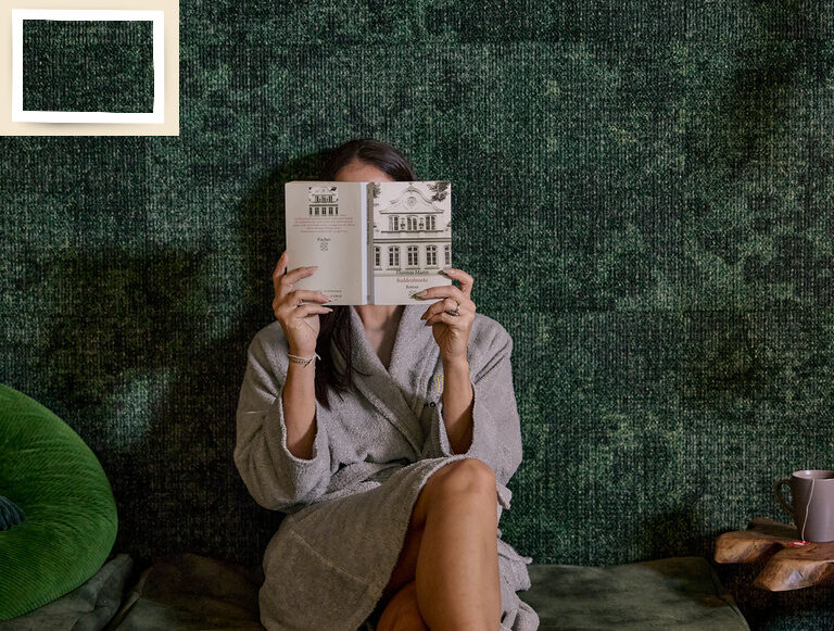 Eine entspannende Szene, in der eine Frau im Ruhebereich des Thermenhotel Holzapfel in Bayern ein Buch liest.