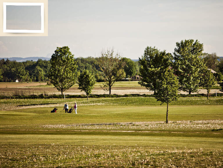 Ein weitläufiger Golfplatz in der strahlenden Morgenlandschaft, perfekt zum Golfen in Bad Füssing.