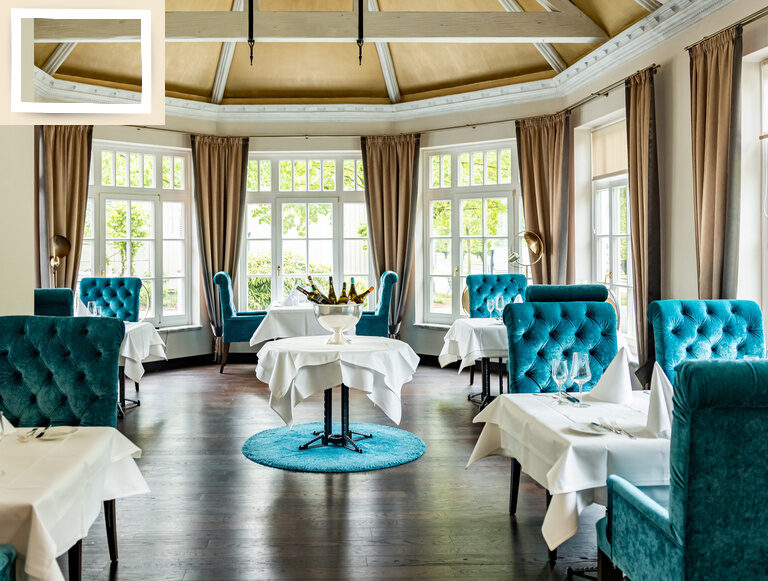 Blaue Sessel und stilvoll gedeckte Tische im edlem Ambiente des Hotel Holzapfel Restaurant Glockenturm bei Passau.