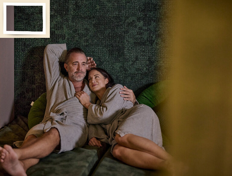 Ein Paar liegt glücklich auf einer Liege im Ruhebereich des Wellnesshotels Holzapfel Bad Füssing.