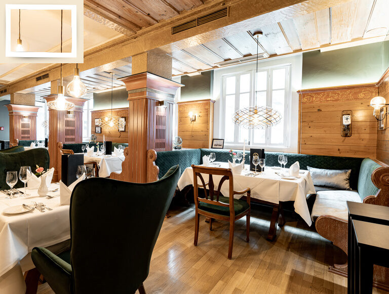 Einladendes Restaurant mit heimeligen Sitznischen, natürlichem Holz und gedämpftes Licht im 4-Sterne Hotel Holzapfel